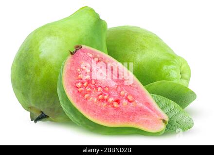 Fruits isolés de goyave. Trois guavas verts à chair rose isolés sur fond blanc Banque D'Images