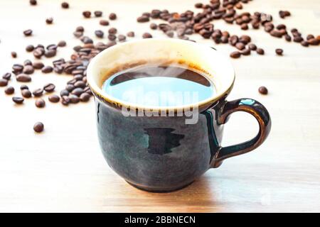 Tasse à café gros grain sur fond en bois naturel clair. Petit déjeuner du matin Banque D'Images