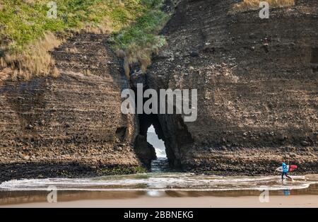 Surfeur approchant le Gap, Taitomo Rock, Tasman Lookout Track, Waitakere Ranges Regional Park, près de Piha Beach, North Island, New Zeland Banque D'Images