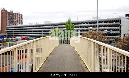 La forme de la station de bus Preston et du parking se reflète dans la courbe d'un pont au premier plan Banque D'Images