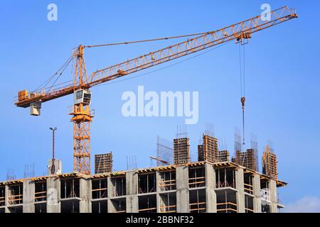 Kiev, Ukraine - 17 février 2019: Grue de construction unique à la construction d'un immeuble d'appartements monolithiques. Chantier de construction Banque D'Images