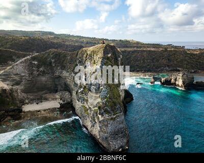 Vue magnifique sur la plage d'Atuh sur l'île Nusa Penida, Bali Indonésie Banque D'Images