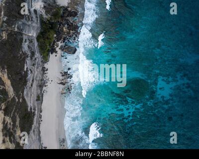 Vue magnifique sur la plage d'Atuh sur l'île Nusa Penida, Bali Indonésie Banque D'Images