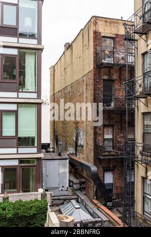 Juxtaposition de vieux et de nouveaux blocs d'appartements vu de la High Line à New York Banque D'Images