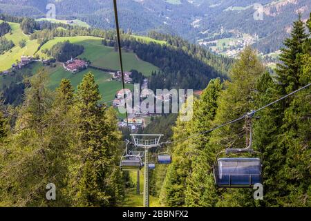 Télésiège à Oberholz Mountain Hut depuis Obereggen Banque D'Images