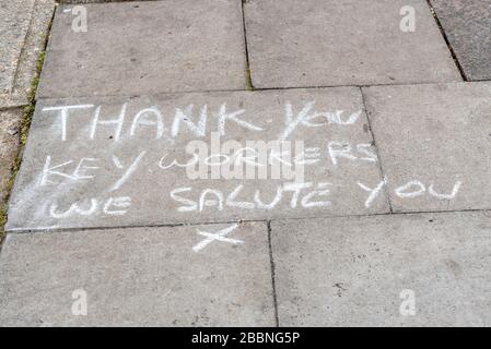 Southend on Sea, Essex, Royaume-Uni. 1 avril 2020. Des messages de soutien au personnel du Service national de santé et aux principaux travailleurs travaillent sur les routes menant à l'hôpital universitaire de Southend pendant la période de verrouillage pandémique du COVID-19 Coronavirus Banque D'Images