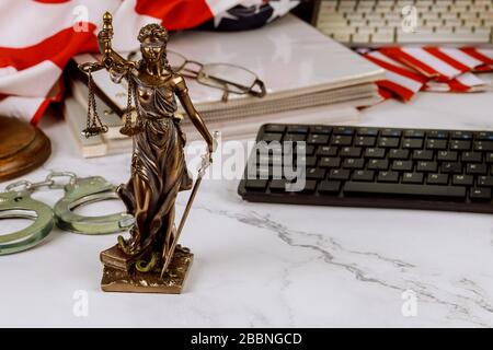 Bureau juridique des avocats et des avocats modèle juridique bronze statue de menottes métalliques, juge juridique justice service Banque D'Images