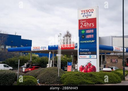 Le prix de l'essence chez un Tesco Extra à Wembley, tandis que le Royaume-Uni continue de se maintenir en place pour aider à freiner la propagation du coronavirus. Banque D'Images