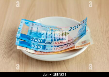 Argent, roubles russes sur une plaque pour payer les services et les biens.Grands billets. Banque D'Images