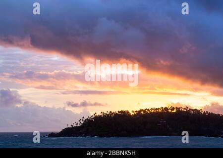 Coucher de soleil spectaculaire à la plage de Mirissa sur la côte sud du Sri Lanka Banque D'Images