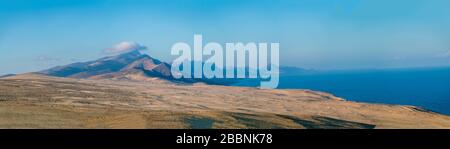 Panorama de Fuerteventura. Vue sur la chaîne de montagnes et l'océan Atlantique Banque D'Images