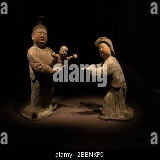 Poterie peinte de la mère, du père et de l'enfant, dynastie Tang (618-907), musée d'art Aurora, Shanghai, Chine Banque D'Images