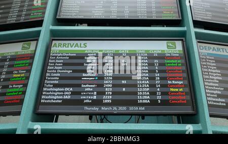 Un contrôleur de vol montre tous les vols annulés à l'aéroport international d'Orlando le jeudi 26 mars à 10:59. En raison de Covid-19, très peu de personnes pourraient être vues à l'aéroport le plus achalandé des États-Unis Banque D'Images