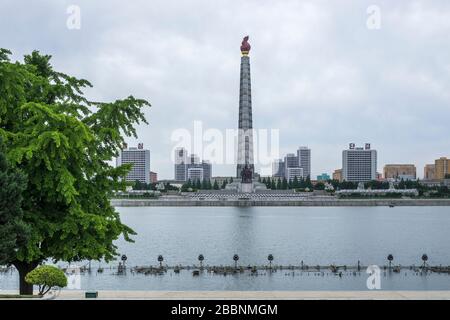 La statue de la Tour de Juche Idea dans le centre de Pyongyang, Pyongyang, Corée du Nord Banque D'Images