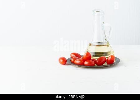 Menu, recette, maquette, bannière. Contexte alimentaire. Verseuse en verre pour huile d'olive, Banque D'Images