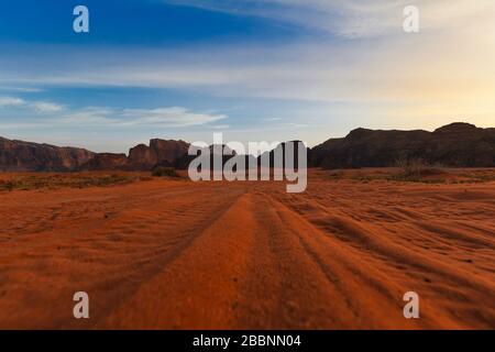 Désert de Wadi Rum en Jordanie dans le sable rouge du matin Banque D'Images