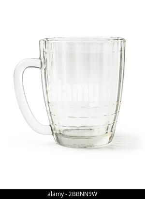 Mug à motif bière à facettes en verre isolé sur blanc Banque D'Images