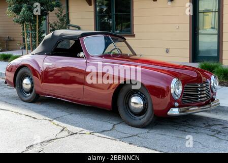 Classique 1951 Simca 8 Sport convertible voiture ressemble assez à partir de 3/4 vue avant avec toit en haut. Banque D'Images