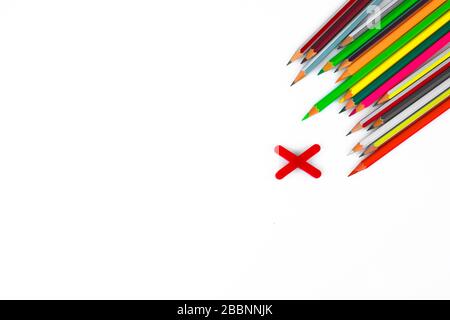 Rangée de crayon de bois de couleur différente pointant vers une lettre X de couleur rouge avant un fond blanc Banque D'Images