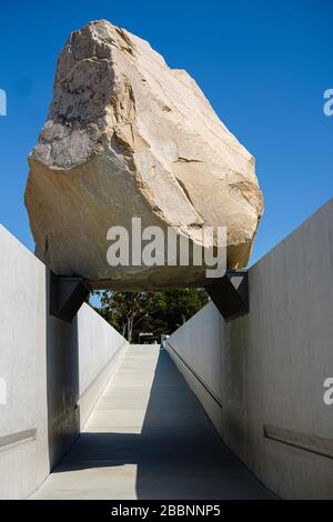 Masse lévitée alias le Big Rock au musée d'art du comté de Los Angeles, alias LACMA Banque D'Images