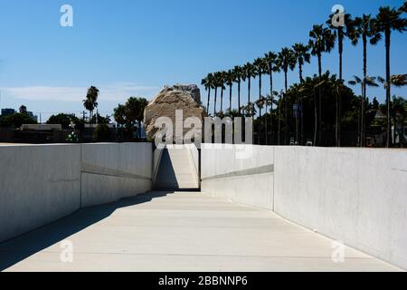 Masse lévitée alias le Big Rock au musée d'art du comté de Los Angeles, alias LACMA Banque D'Images