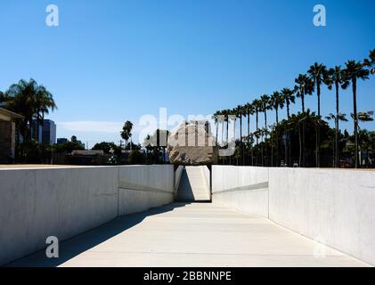 Masse lévitée alias le Big Rock au musée d'art du comté de Los Angeles, alias LACMA Banque D'Images