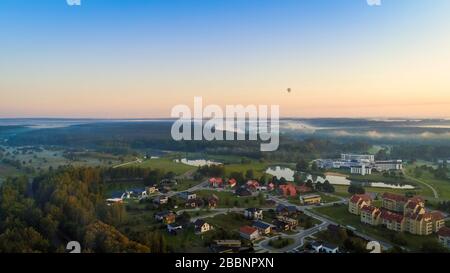 Ville de Birštonas en Lituanie paysage et montgolfière du point de vue de la drone le matin Banque D'Images