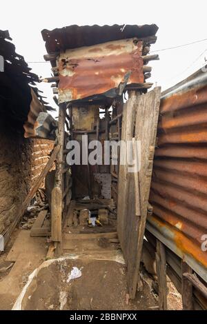 Latrines à fosse en bois ondulé ou toilettes en chute typique, Nairobi, Kenya Banque D'Images
