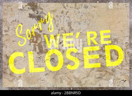 Signe fermé. Couleur jaune texte Désolé nous sommes fermés sur fond de pierre de marbre beige, informations sur les affaires fermées ou concept de magasin. Banque D'Images