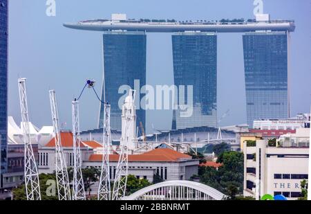 Vue sur l'extrême G-Max Reverse Bungy et Marina Bay Sands et Clarke Quay depuis le Novotel Hotel, Singapour Banque D'Images