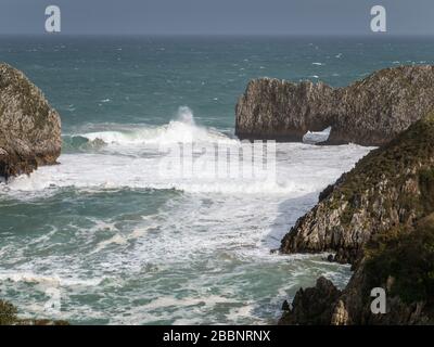Vue depuis le point de vue de Prellezo, au-dessus de la plage de Berellin et de la plage de Prellezo lors d'une journée de tempête à marée haute. Vue sur la baie et une arche naturelle. Prellezo Banque D'Images