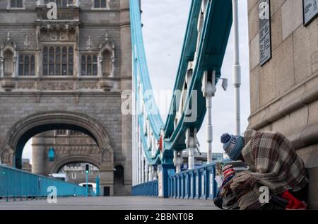 © 2020 Andrew Baker. LONDRES ROYAUME-UNI. 20 mars 2020 un pont de tour vide à 8 h 30 pendant une heure de pointe du vendredi matin, à cause des conseils des gouvernements britanniques t Banque D'Images