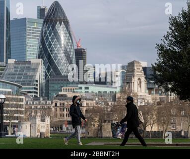 © 2020 Andrew Baker. LONDRES ROYAUME-UNI. 20 mars 2020 un membre masqué du public pendant les vendredis heure de pointe du matin, Potter Fields Park, Londres, après le Banque D'Images