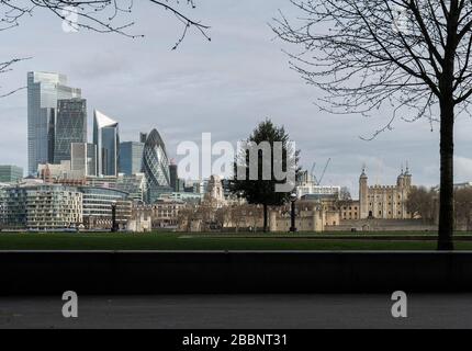 © 2020 Andrew Baker. LONDRES ROYAUME-UNI. 20 mars 2020 UN parc de champs de Potter déserté dans un contexte de la ville de Londres. Après l'avis du gouvernement britannique Banque D'Images