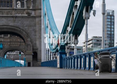 © 2020 Andrew Baker. LONDRES ROYAUME-UNI. 20 mars 2020 un chariot de nettoyage de rue laissé sur un pont de tour vide 8.30 pendant les vendredis heure de pointe, après le Royaume-Uni Gov Banque D'Images