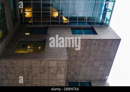 Oslo, Norvège - 11 août 2019: Bâtiment moderne dans la zone du projet Barcode. Vue de bas angle Banque D'Images