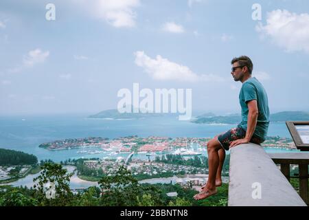 Mahe Seychelles, vue panoramique sur la côte des îles Seychelles et l'île Eden du point de vue de Victoria, Mahe Banque D'Images
