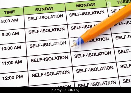 Auto-isolation écrite chaque jour selon un calendrier quotidien. Éclosion de coronavirus et concept de pandémie. Gros plan. Banque D'Images