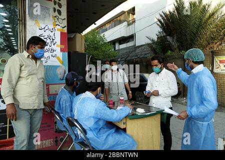 Rawalpindi, Inde. 1 avril 2020. Les gens se tiennent dans une file d'attente pour acheter des masques de visage en dehors d'une pharmacie pendant le verrouillage comme mesure préventive contre COVID-19 à Rawalpindi, dans la province du Pendjab, dans l'est du Pakistan, le 1er avril 2020. Le nombre total de cas confirmés de COVID-19 au Pakistan est passé à 2 039, avec 26 décès signalés dans tout le pays, selon les données les plus récentes publiées sur le site Web du Ministère de la santé. Crédit: Ahmad Kamal/Xinhua/Alay Live News Banque D'Images