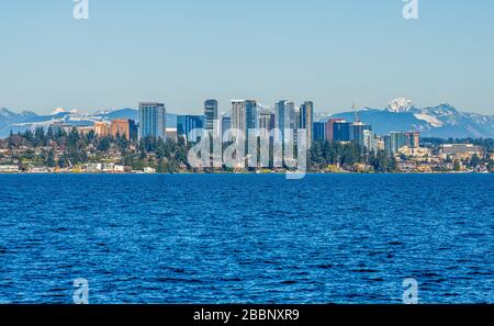 Vue sur la ville de Bellevue, à Washington, sur le lac Washington. Banque D'Images