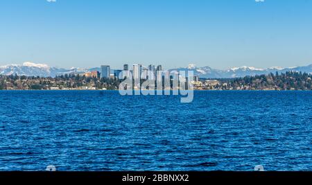 Vue sur la ville de Bellevue, à Washington, sur le lac Washington. Banque D'Images