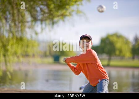 Batte de softball pour garçon dans le parc Banque D'Images