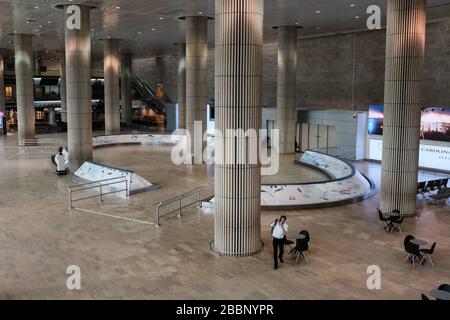 Tel Aviv, Israël. 1 avril 2020. Peu de passagers entrants et sortants de l'aéroport international Ben Gurion de tel Aviv quittent le hall des arrivées presque totalement vide. Quelque 5 591 ont été testés positifs pour COVID-19 en Israël. Le nombre actuel de morts est de 24. Crédit: NIR Alon/Alay Live News Banque D'Images