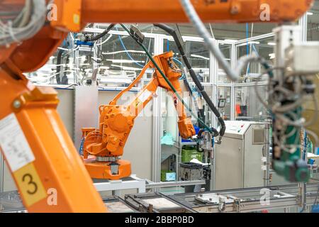 l'utilisation des bras de robot dans les usines industrielles intelligentes Banque D'Images