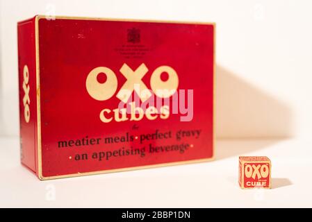 Vieux cubes OXO vintage étain et OXO cube Banque D'Images