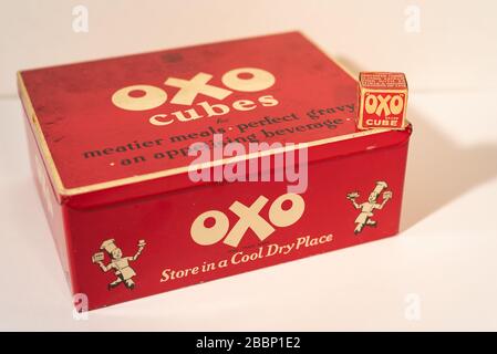 Vieux cubes OXO vintage étain et OXO cube Banque D'Images