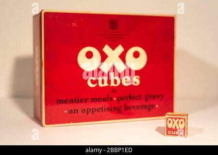 Vieux cubes OXO vintage étain et OXO cube Banque D'Images