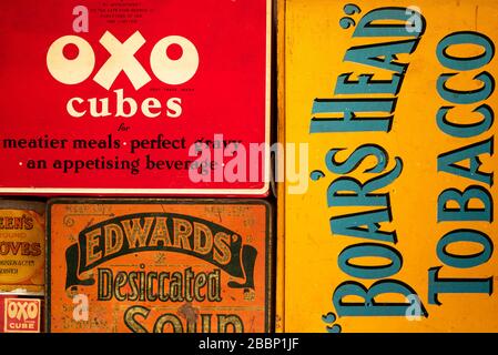 Vieux cubes OXO vintage, Boar's Head Tobacco et les moules à soupe déshydratés d'Edward. Gros plan/arrière-plan Banque D'Images