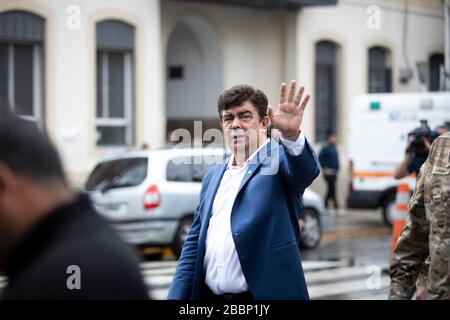 Buenos Aires, Argentine - 02 avril 2020: Fernando Espinoza, maire de la Matanza, se révesant à la presse et se préparant à distribuer de la nourriture et de l'approvisionnement à n Banque D'Images