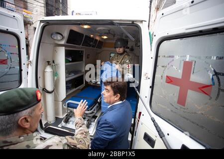 Buenos Aires, Argentine - 02 avril 2020: Fernando Espinoza, maire de la Matanza, et la gendarmerie se préparant à distribuer de la nourriture et de l'approvisionnement au pe nécessaire Banque D'Images